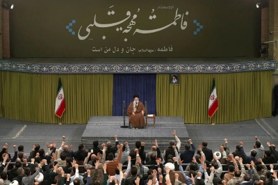 رهبر انقلاب: مرتب می گویند که جمهوری اسلامی نیروهای نیابتی خودش را در منطقه از دست داد، این هم یک غلط دیگر، نیروی نیابتی نداریم؛ ما اگر یک روزی بخواهیم اقدام بکنیم احتیاجی به نیروی نیابتی نداریم