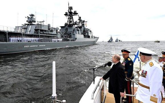 خودنمایی ناوهای ایرانی در بزرگترین رژه نیروی دریایی روسیه